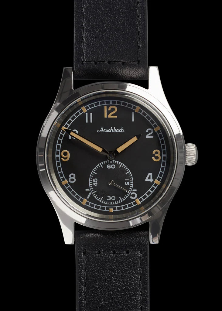Aeschbach WW2-model Duitse Wehrmacht & Luftwaffe Dienstuhr (leger-/luchtmachtdiensthorloge) met een 24-juwelen Zwitsers Sellita SW216-uurwerk en een gewelfd vintage saffierglas