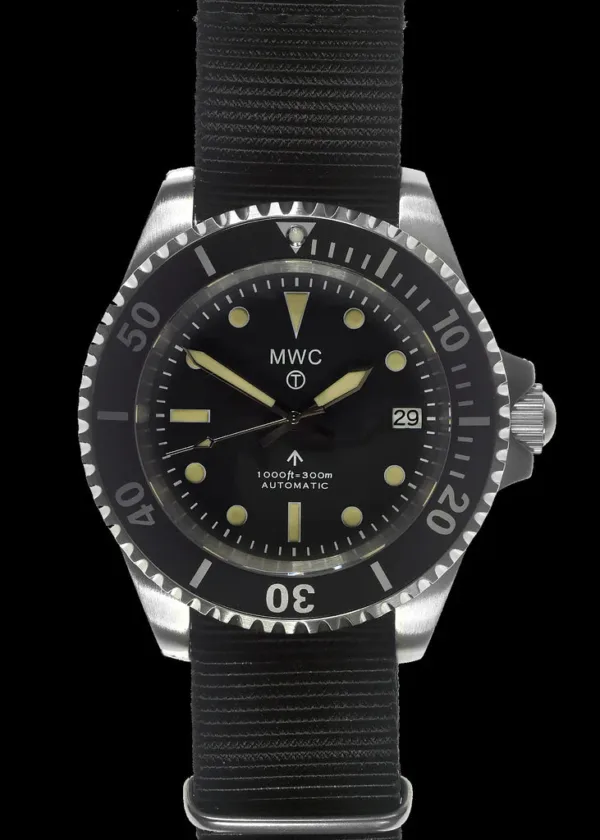 MWC 24 juwelen 1982 patroon 300 m automatisch militair duikershorloge met saffierglas op een NAVO-riem (datumversie)