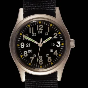 MWC Classic 1970s patroon MIL-W-46374 patroon militair horloge op een zwarte militaire webbing band