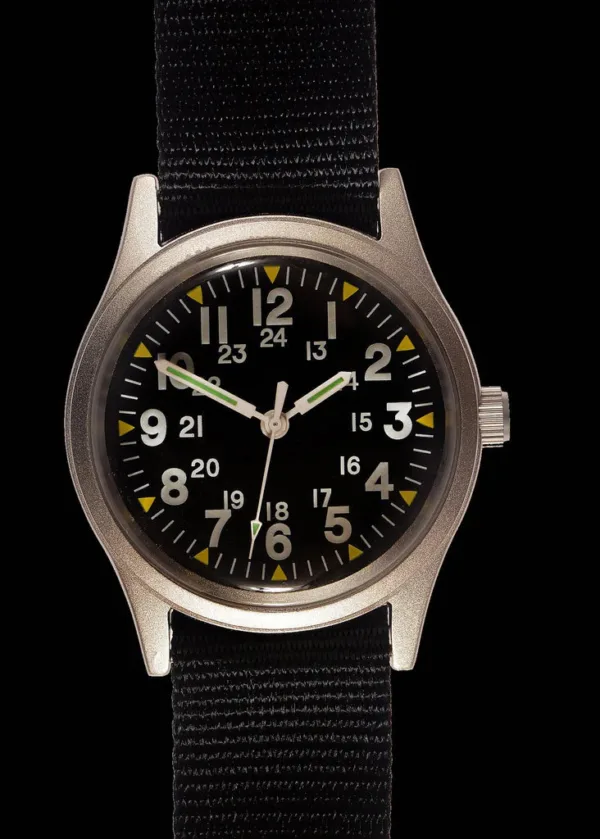 MWC Classic 1970s patroon MIL-W-46374 patroon militair horloge op een zwarte militaire webbing band