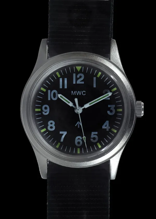MWC Classic 1960s/70s Europees patroon militair horloge op een zwarte militaire webbing band