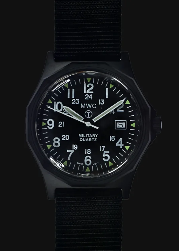 MWC G10 - Remake van het horloge uit de serie 1982 tot 1999 in zwart PVD-staal met 12/24 NATO-wijzerplaatpatroon