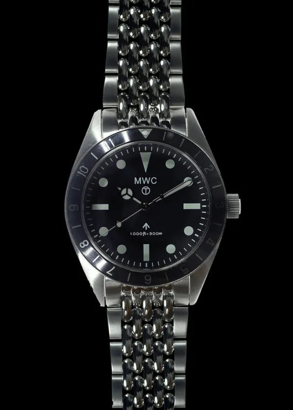 MWC Classic 1960s Pattern Dual Time Zone Divers Watch met Luminova-verf en een hybride mechanisch/quartz-uurwerk op bijpassende armband