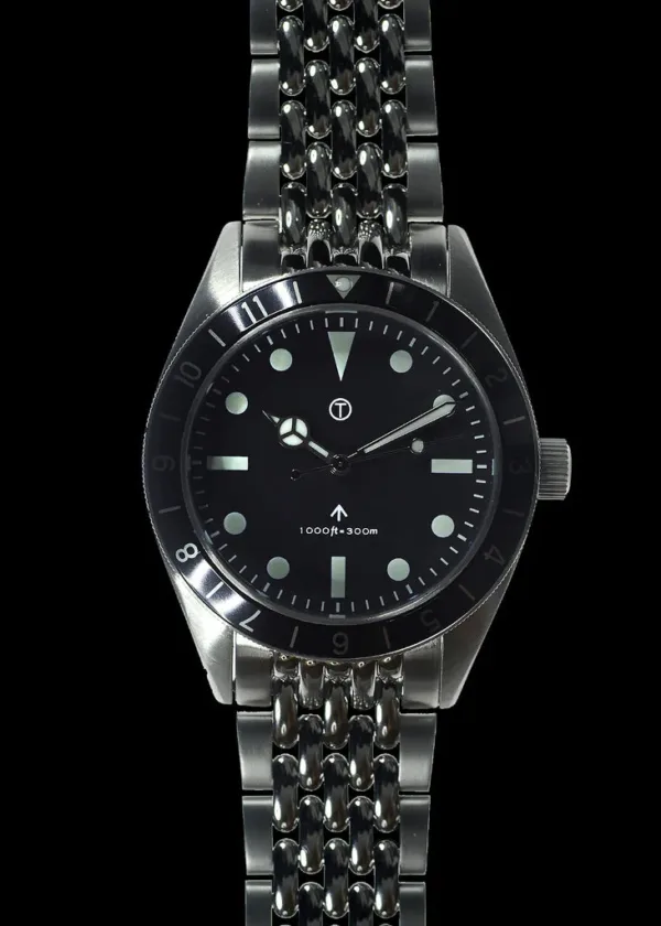 MWC Classic 1960s Pattern Dual Time Zone Divers Watch met Luminova en een hybride mechanisch/quartz uurwerk op een bijpassende stalen band